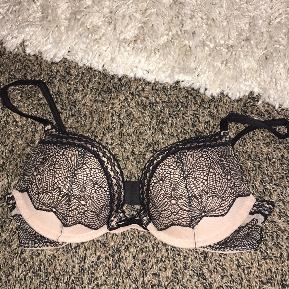 Victoria’s Secret bombshell push-up bra